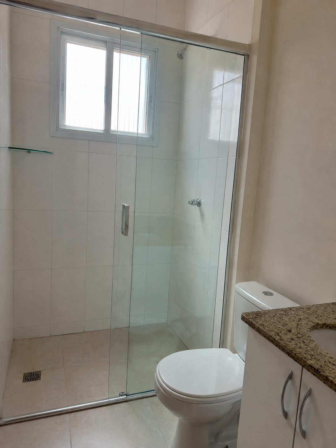 Box de correr com vidro transparente instalado em banheiro